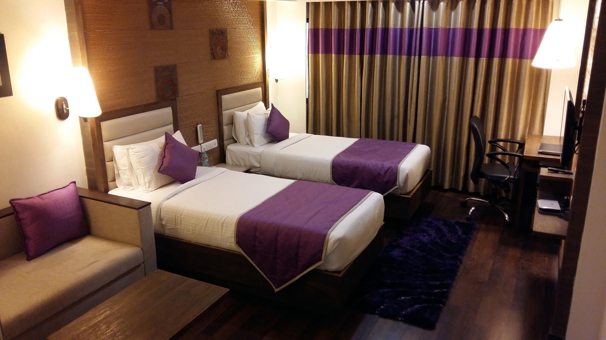 Pride Biznotel Vadodara Exterior foto