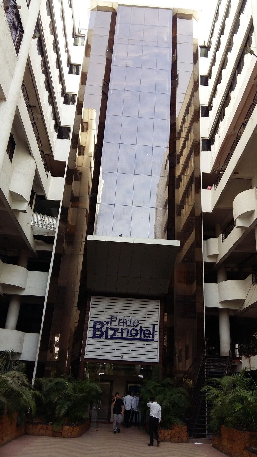 Pride Biznotel Vadodara Exterior foto