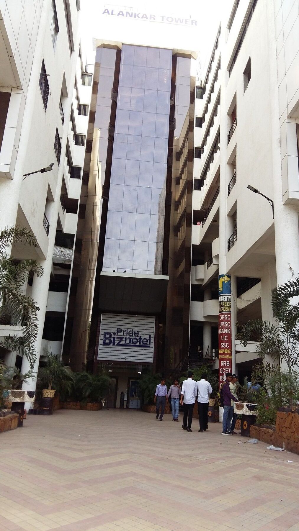 Pride Biznotel Vadodara Exterior foto